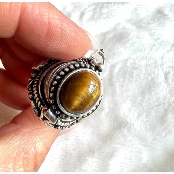 925 Skull + Crossbones Tigers Eye POISON Ring 6 7 8 9 - Picture 4 of 10